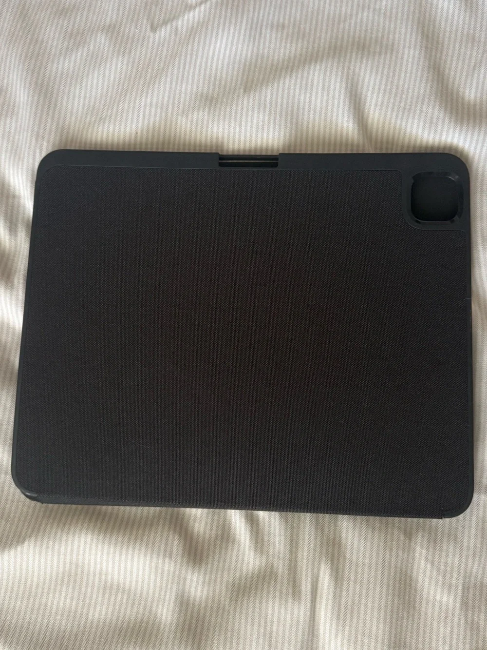 Spigen : iPad Pro 11-inch Case Black Slim Magnetic Tablet Cover - Tri-Fold Folio